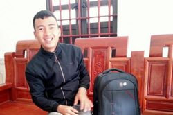 Nhặt được balo chứa tiền, cán bộ xã đăng MXH tìm người trả lại