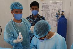 Bác sĩ ở Trường Sa cứu ngư dân bị dập bàn tay