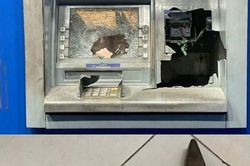 Bị trừ 11 triệu nhưng chỉ nhận được 5 triệu, khách hàng đập nát cây ATM
