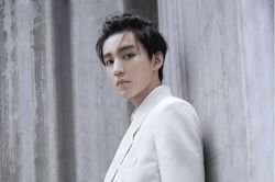 Dương Tử bị chê kém sắc, Stylist bị chỉ trích vì cho BTS mặc đồ không vừa vặn