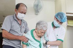 Thay khớp háng cho cụ bà 97 tuổi