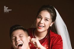 Bùi Tiến Dũng bị vợ véo tai trong ảnh cưới