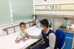 Trời lạnh, trẻ ồ ạt nhập viện, bác sĩ cảnh báo biến chứng nguy hiểm do cúm mùa