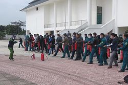 Hàng trăm cán bộ, công chức, viên chức, dân quân nâng cao kỹ năng chữa cháy, cứu nạn, cứu hộ
