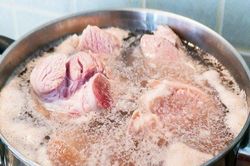 Bí quyết luộc thịt thơm ngon không có váng bọt