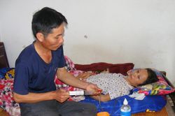 Chồng làm thuê nuôi vợ nằm liệt giường