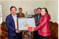 Hội Nông dân tỉnh tặng quà chúc mừng giáng sinh năm 2020