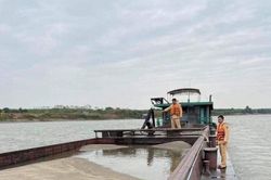 Bắt quả tang tàu nặng hàng trăm tấn, hút trộm cát trên sông Hồng