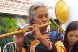 Người nhạc sĩ say mê với âm nhạc dân tộc
