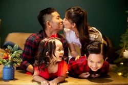 Vì sao nữ hoàng dancesport và chồng kém 12 tuổi mặc đồ cũ dịp Noel?