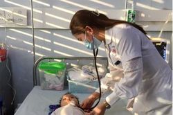 Bé gái bị di chứng nặng nề sau mắc tay chân miệng, bác sĩ chỉ ra lưu ý cần biết