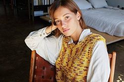 Áo len sweater vest chính thức trở lại, nhưng phiên bản 2021 có khác đôi chút