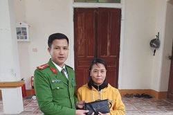 Trả lại túi xách đầy tiền cho người phụ nữ bất cẩn