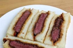 Điều đặc biệt trong chiếc bánh sandwich nhỏ xíu giá gần 2 triệu đồng