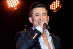 Ca sĩ Vân Quang Long đột quỵ, gia đình phủ nhận nguyên nhân tắm đêm