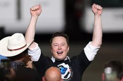 Elon Musk vượt Jeff Bezos trở thành người giàu nhất thế giới