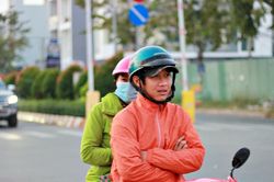 Ảnh hưởng không khí lạnh, người Sài Gòn co ro đi làm