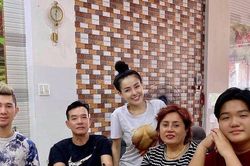 Ngân 98 mặc chiếc áo có hình phản cảm chụp ảnh cùng bố mẹ