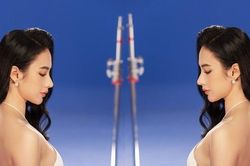 Angela Phương Trinh mặc áo yếm, khoe vòng 1 lấp ló căng đầy