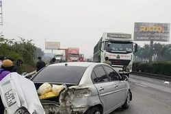 Một vụ tai nạn khiến chiếc xe ô tô 5 chỗ bị hư hỏng nặng do chuyển làn ẩu