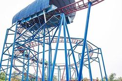 Phút giây kinh hoàng của nữ sinh vụ tàu lượn siêu tốc trật bánh
