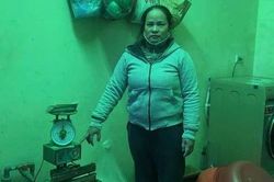 Khởi tố người phụ nữ buôn bán mì chính, dầu gội giả