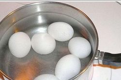 Tuyệt đối không được mắc 5 sai lầm cực nghiêm trọng này khi luộc trứng