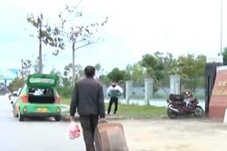 Cám cảnh xuống sân bay phải đi bộ gần 1km để đi hãng taxi mình chọn