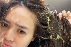Ninh Dương Lan Ngọc lo lắng vì chơi bột dính đầy tóc, gội đầu 4 lần nhưng không ra lên mạng cầu cứu mọi người lại thả haha