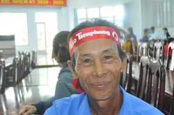 Nông dân gác việc nhà đi hiến máu