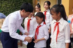 Đảng ủy Khối Các cơ quan tỉnh tặng quà học sinh nghèo ở Hưng Nguyên