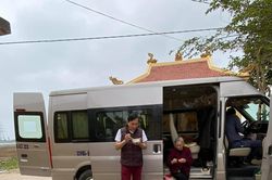 Gia đình NSND Lan Hương trải giấy ăn cơm trên mặt đất để... ngăn COVID
