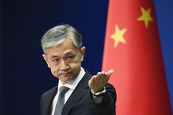 Nhân viên sứ quán Canada đặt áo in hình 'dơi Vũ Hán', Trung Quốc nói bị 'sốc'