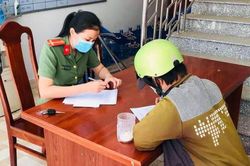 Người đàn bà hoang báo bị công an 'cướp tiền' vì không đeo khẩu trang