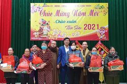 Nghệ An: Chùa Đức Hậu và chùa Chí Linh trao quà tết cho hộ nghèo và người khiếm thị