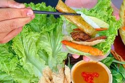 Những quán nem nướng hút khách ở TP.HCM