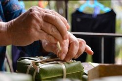 Các công đoạn gói bánh chưng của người Hà Nội
