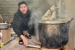 Đoàn Văn Hậu 'xông khói' bên nồi bánh chưng