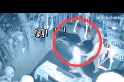 Clip: Sợ phát điên, cô gái nắm tay con ma tháo chạy