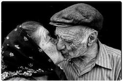 Bí mật nụ hôn tuổi già