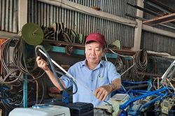 'Kỹ sư chân đất' sáng chế máy cày phao nổi cho vùng đất ngập nước