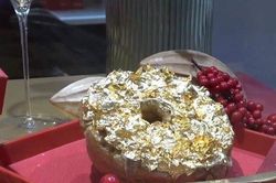 Bánh dát vàng 24K ăn được đắt đỏ ở Thái Lan