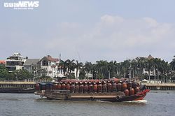 Ngắm trọn cảnh ven sông Sài Gòn với buýt hiện đại