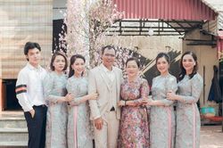 Hòa Minzy khoe ảnh gia đình dịp Tết, nhan sắc em út khiến hội chị em phát sốt