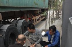 Bữa cơm đạm bạc bên đường của cánh tài xế trong mùa dịch bệnh khiến triệu người rưng rưng