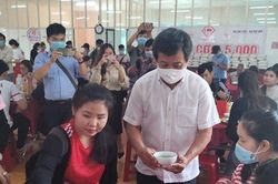 Ông Đoàn Ngọc Hải làm 'bồi bàn' ở Huế lấy tiền công giúp người nghèo
