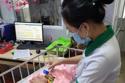 Bé 3 tháng tuổi nguy kịch trong bệnh viện bị mẹ ruột bỏ rơi