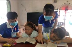 Gia sư áo xanh về với con em công nhân