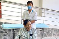 Thương Tín xuất viện, NSND Kim Cương trao 100 triệu đồng hỗ trợ