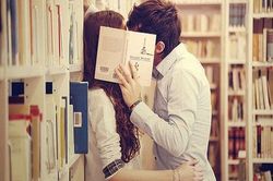 Vì sao nhiều đàn ông thích 'yêu trong bóng tối'?